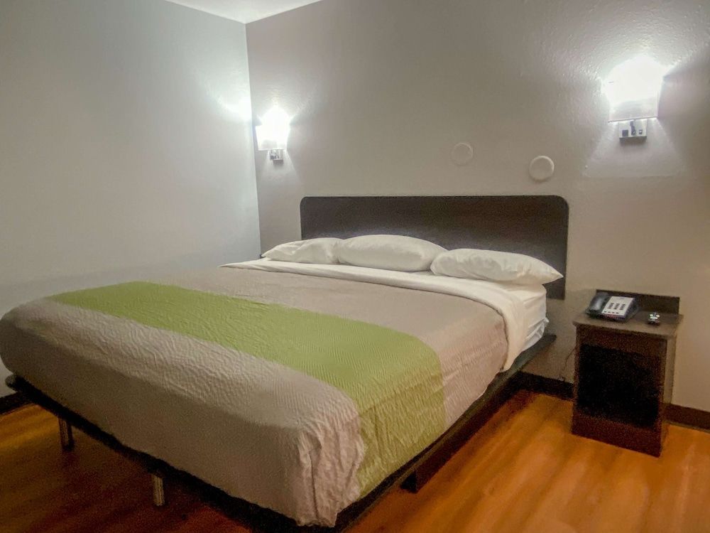 Deluxe Room, 1 Queen Bed, Smoking, Kitchenette