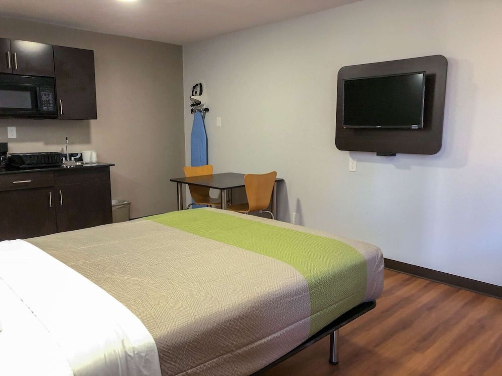 Deluxe Room, 2 Queen Beds, Smoking, Kitchenette