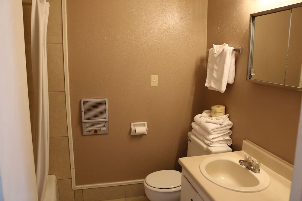 Friendship Inn Deluxe Suite, Kitchen 5