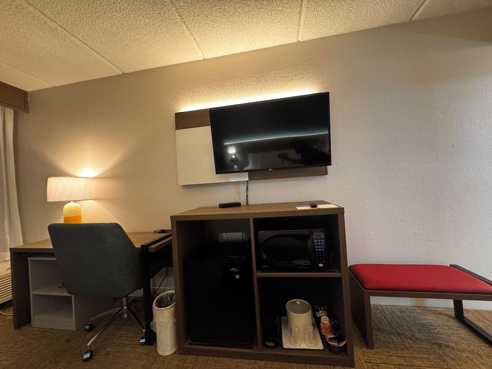 Comfort Inn Darien - North Brunswick Standard Room, 1 King Bed, Non Smoking 12