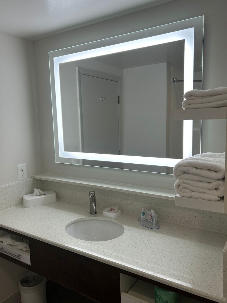 Comfort Inn Darien - North Brunswick Standard Room, 1 King Bed, Non Smoking 4