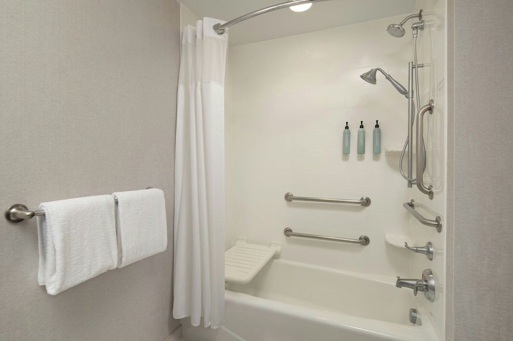 Suite, 1 Bedroom (Mobility/Hearing Accessible, Tub)