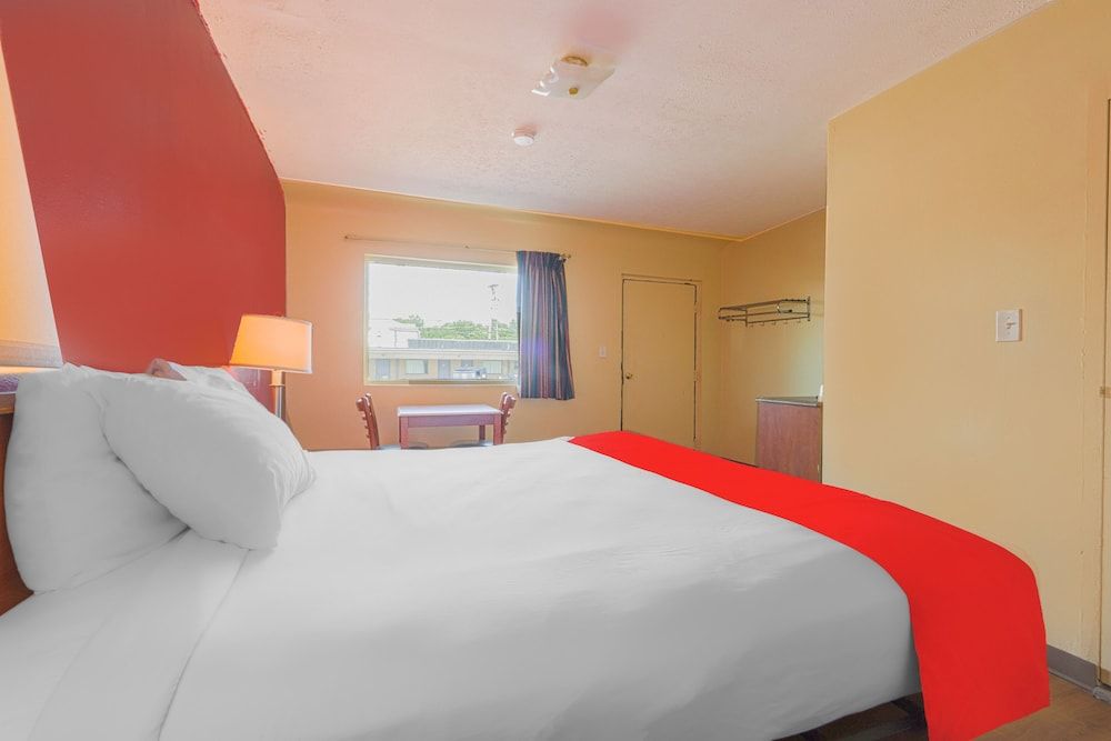 OYO Hotel North Lima OH - Boardman Room, 1 King Bed 4