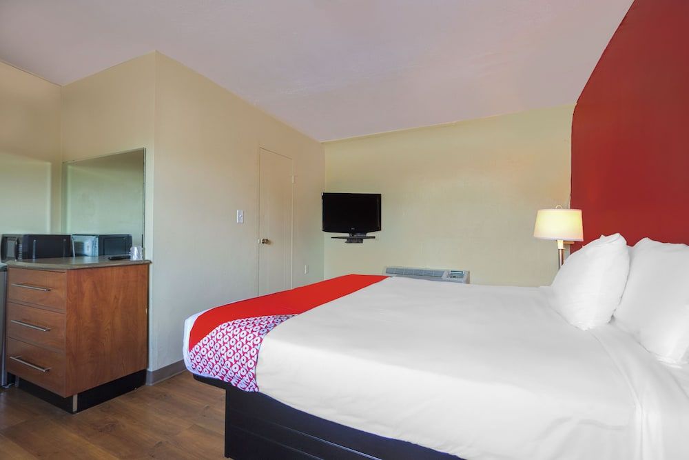 OYO Hotel North Lima OH - Boardman Room, 1 King Bed 2