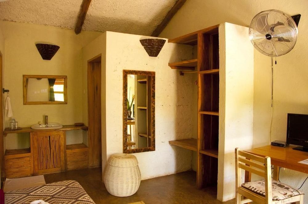 Gately Inn Entebbe Deluxe Cottage, Garden View 10