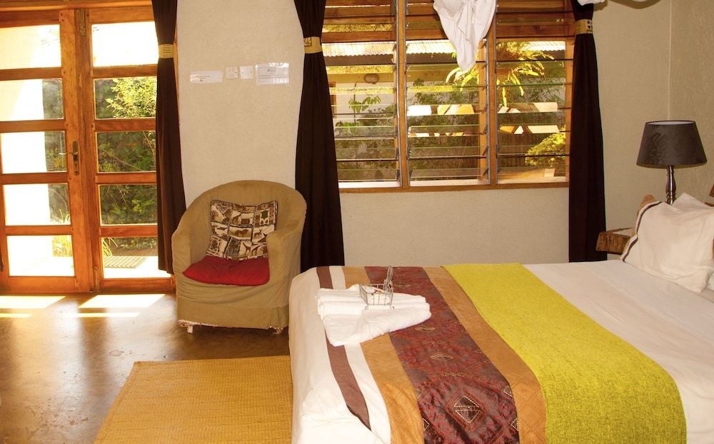 Gately Inn Entebbe Deluxe Cottage, Garden View 8