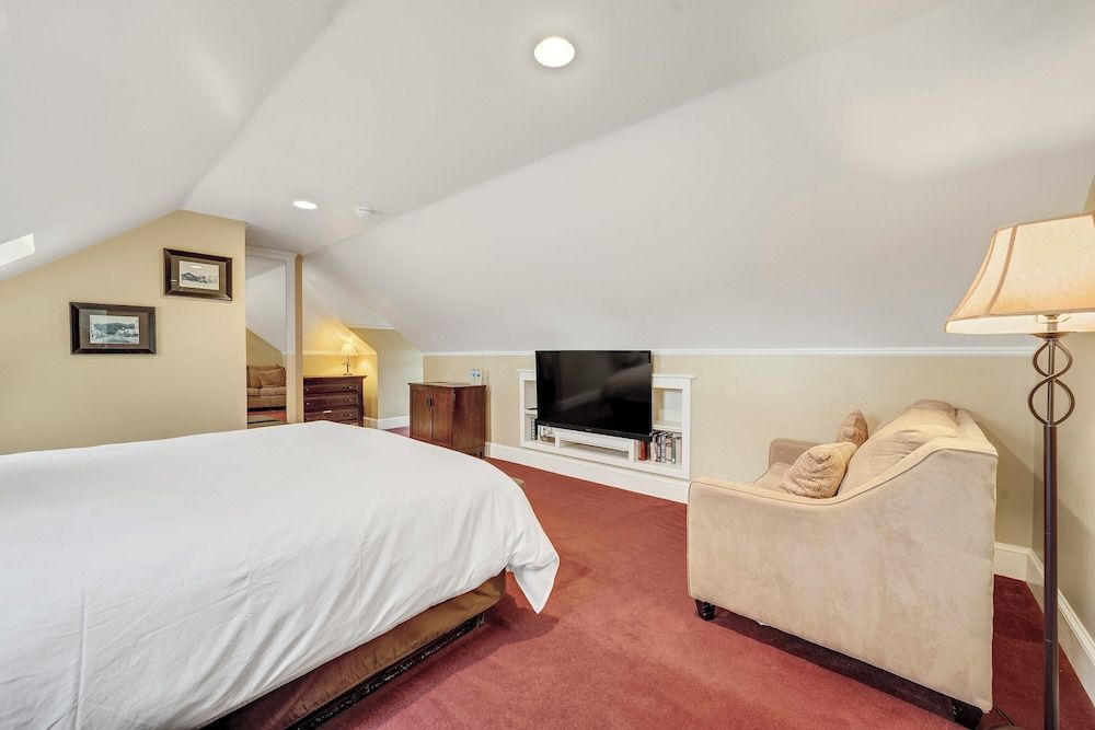 Chateau De Vie King Jr. Suite 2