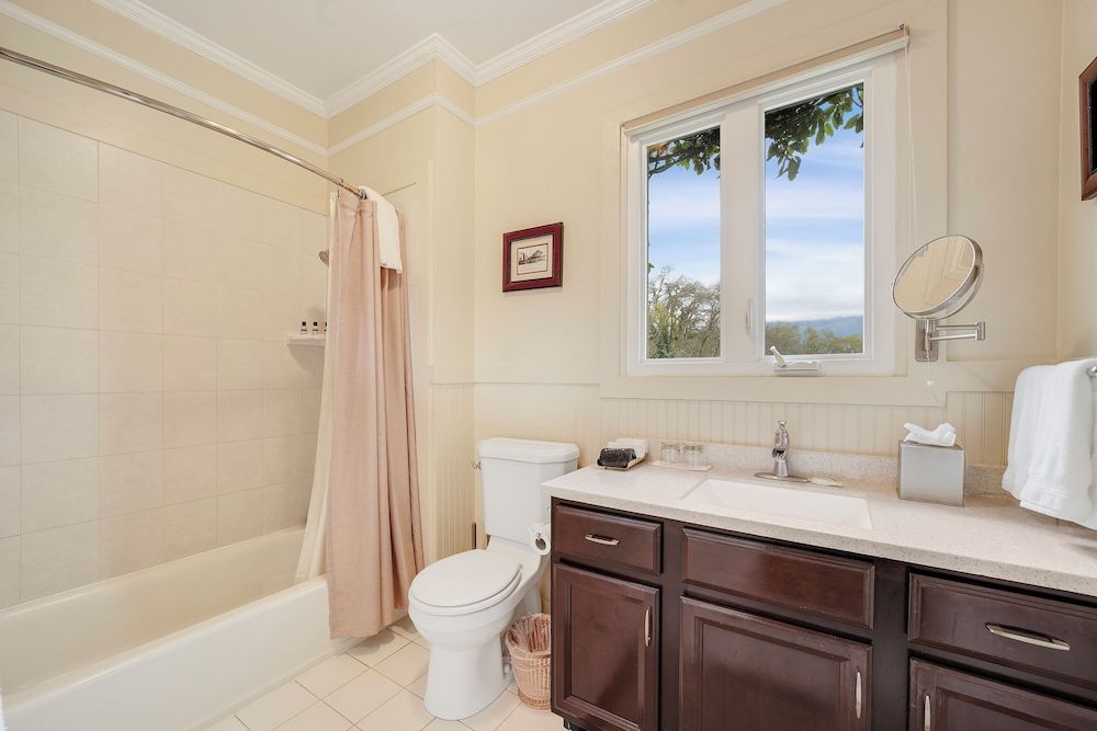 Chateau De Vie Queen Size Guest Room  3, Private Bath In-Hall 3