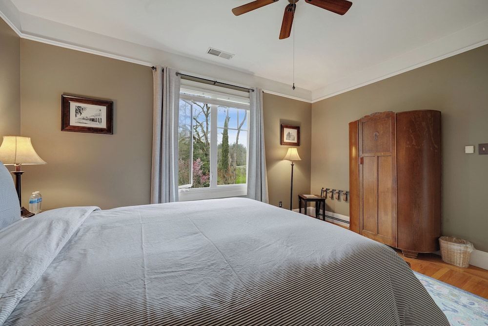 Chateau De Vie Queen Size Guest Room  3, Private Bath In-Hall