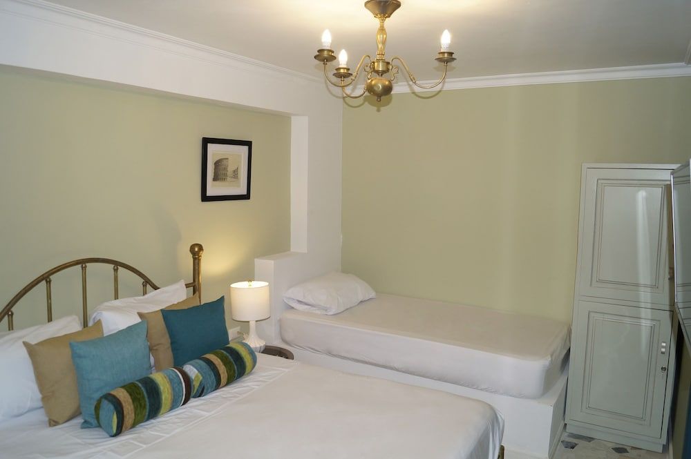 Classic Single Room, Multiple Beds, Private Bathroom