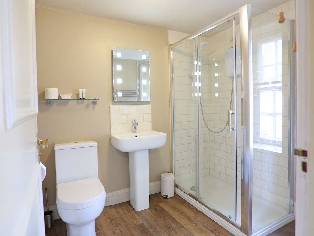 Black Boys Hotel Classic Double Room, Ensuite 10