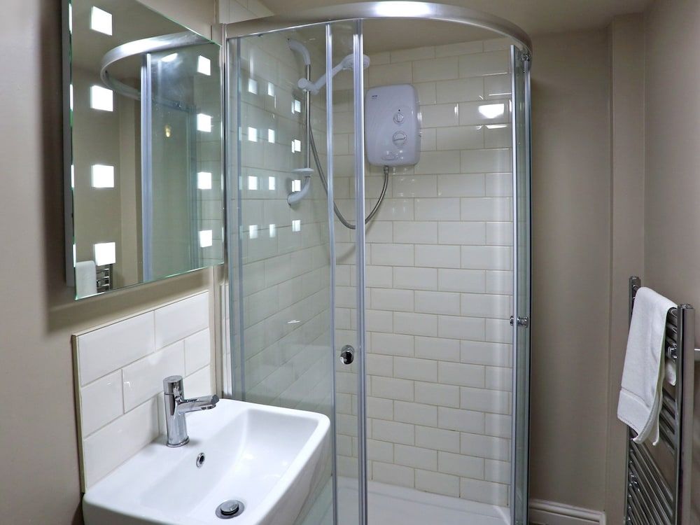 Black Boys Hotel Double Room, Ensuite 7