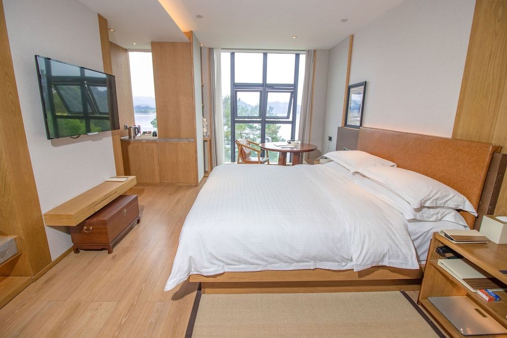 Premium Room, 1 King Bed, Lake View