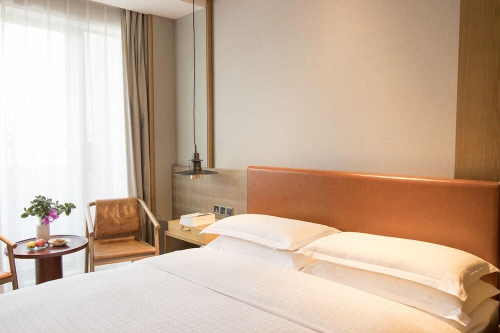 voco Thousand Island Lake by IHG Standard Room, 1 King Bed 3