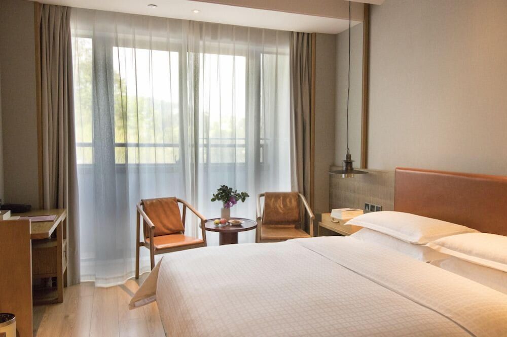voco Thousand Island Lake by IHG Standard Room, 1 King Bed
