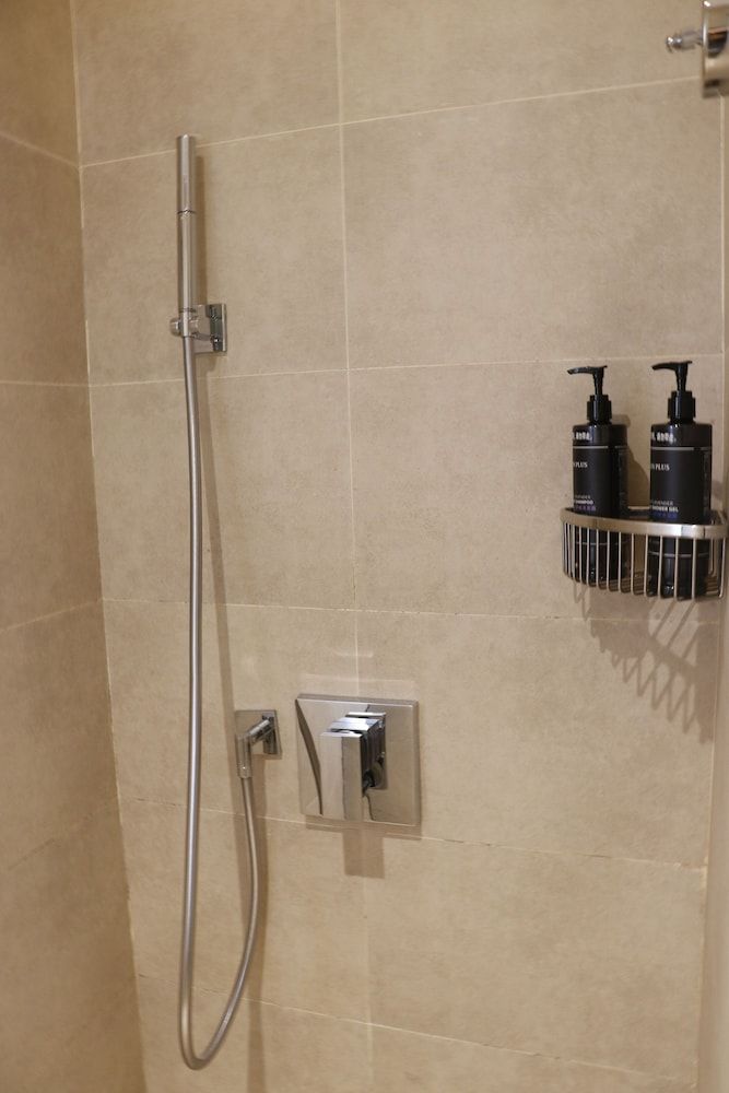 voco Thousand Island Lake by IHG Standard Room, 1 King Bed 4