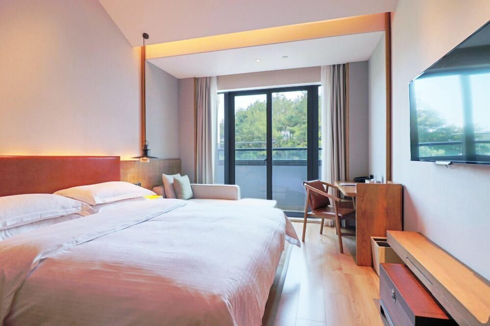 voco Thousand Island Lake by IHG Standard Room, 1 King Bed 2