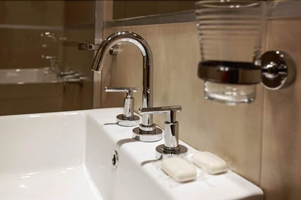 Garden Plaza Deluxe Double or Twin Room 8