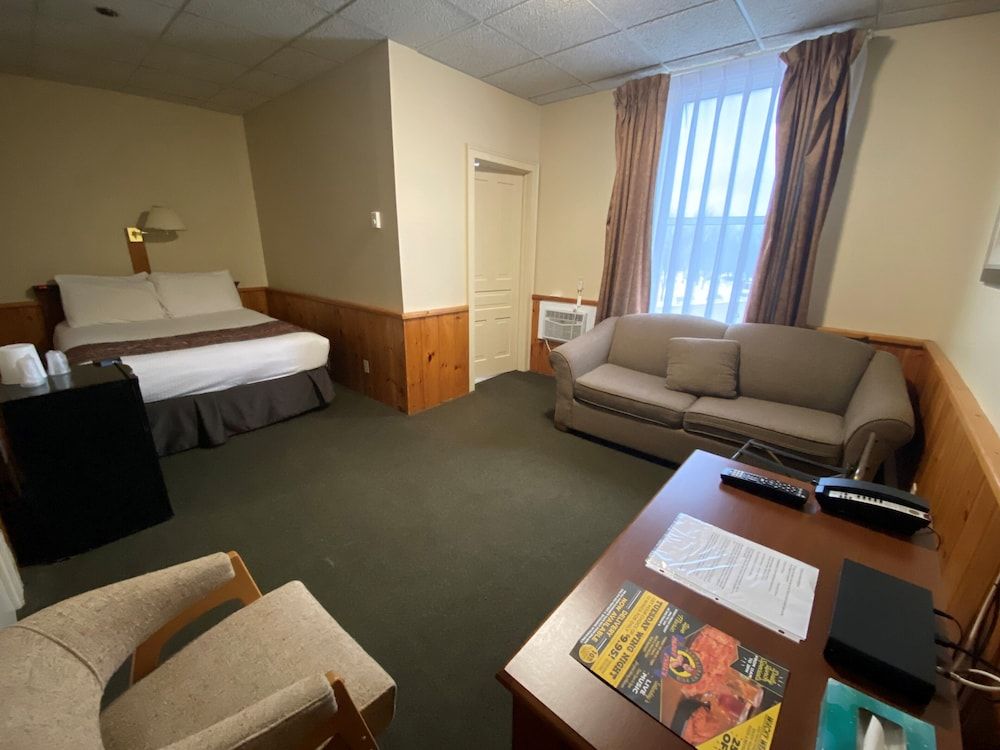 Hotel Bedford Basic Queen With Sofa 3