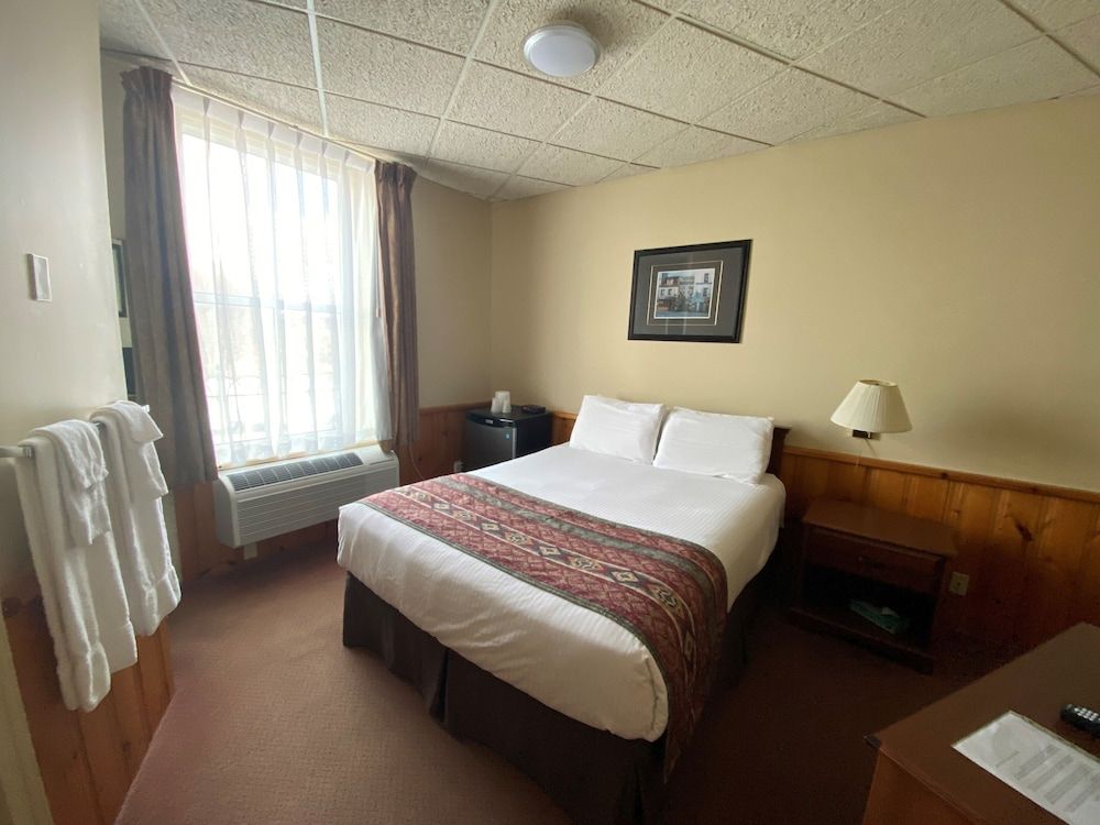 Hotel Bedford Basic Single Queen Room