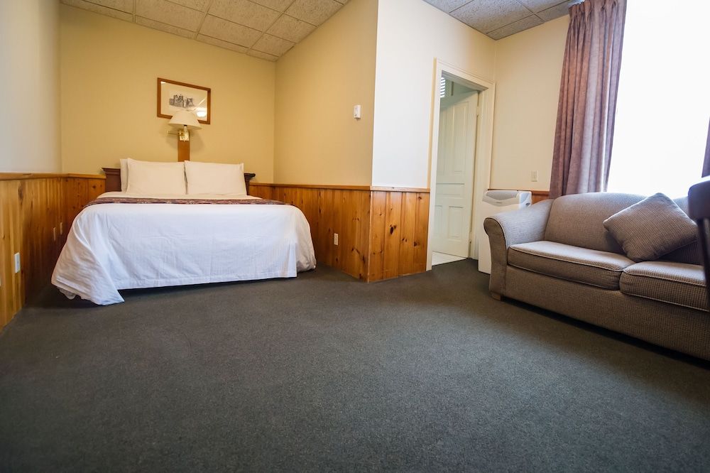 Hotel Bedford Basic Queen With Sofa 2