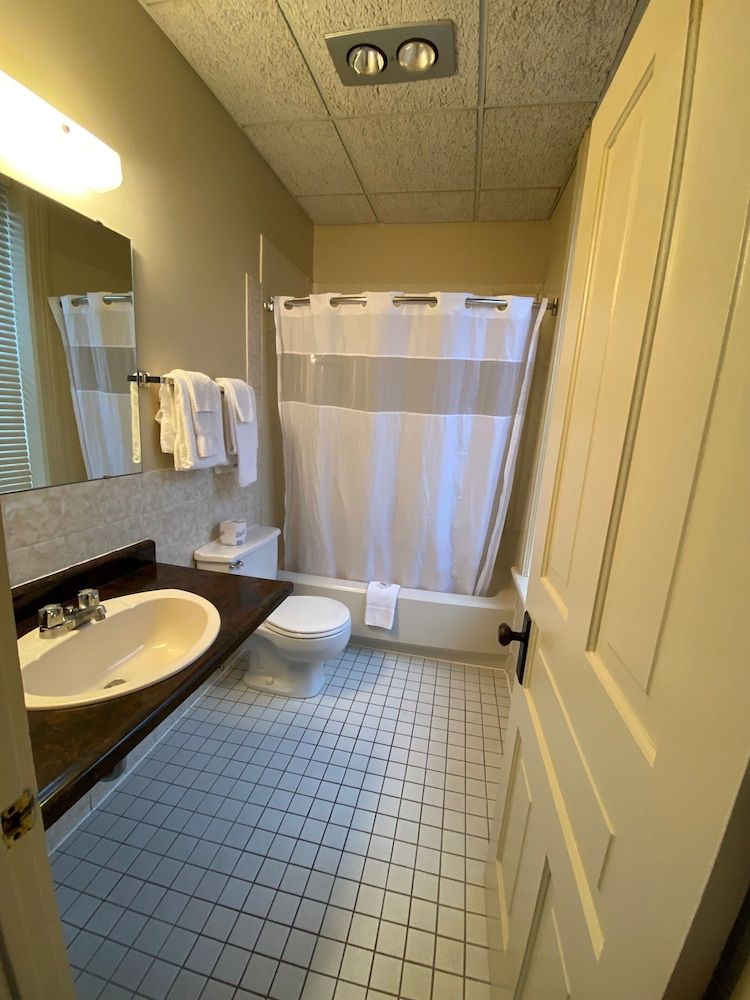 Hotel Bedford Basic Queen With Sofa 4