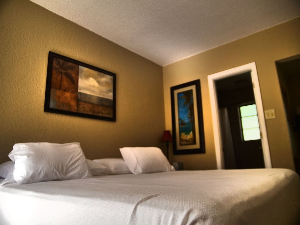 Mar Bay Motel &Suites Premium Suite, 1 King Bed, Non Smoking, Garden View 2