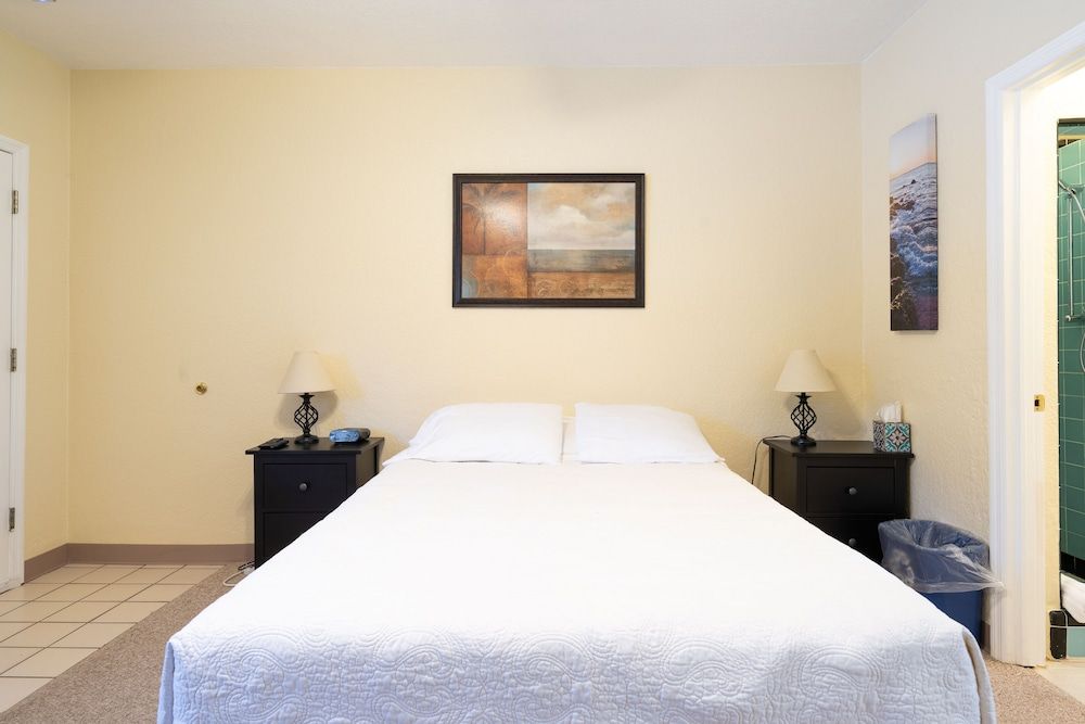 Mar Bay Motel &Suites Premium Suite, 1 King Bed, Non Smoking, Garden View 6