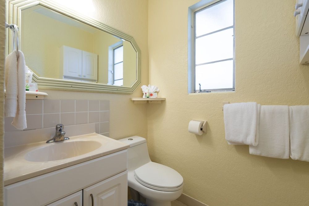 Mar Bay Motel &Suites Premium Suite, 1 King Bed, Non Smoking, Garden View 10