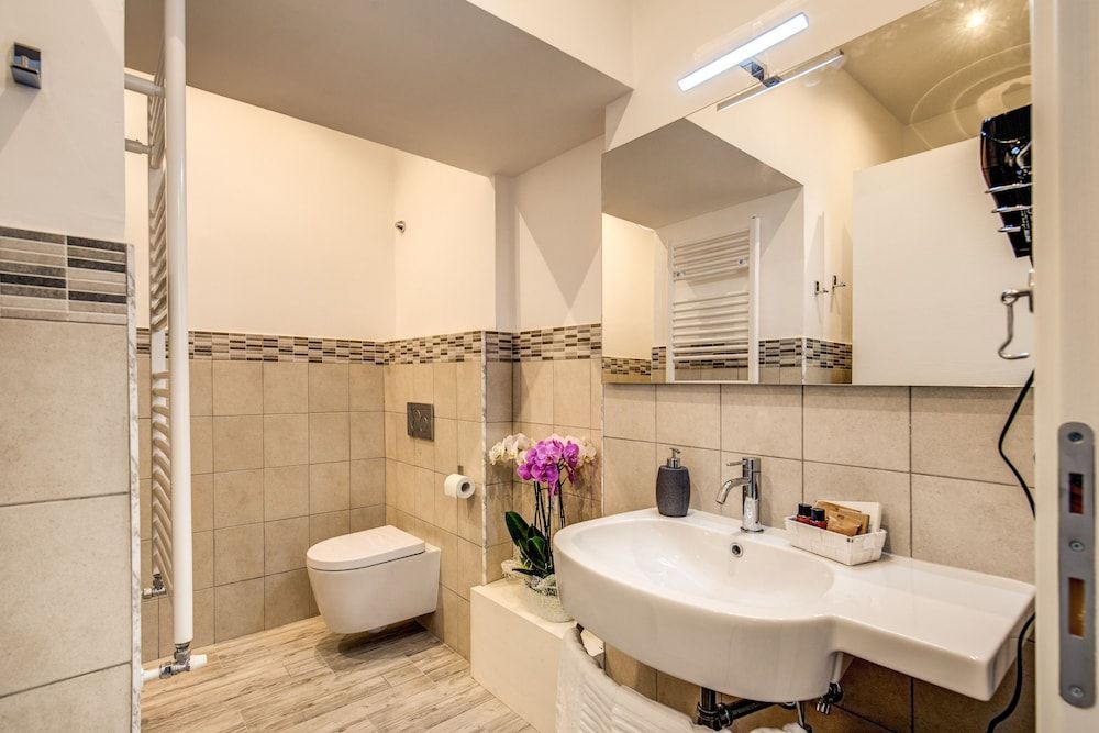 Feronia Guest House Deluxe Double or Twin Room Carolina 8