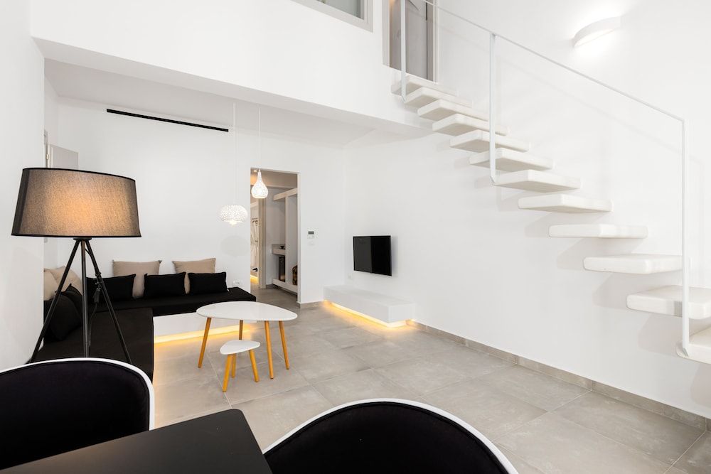 SERAPIAS SUITES Family Room, 2 Bedrooms (Outdoor Hot Tub) 8