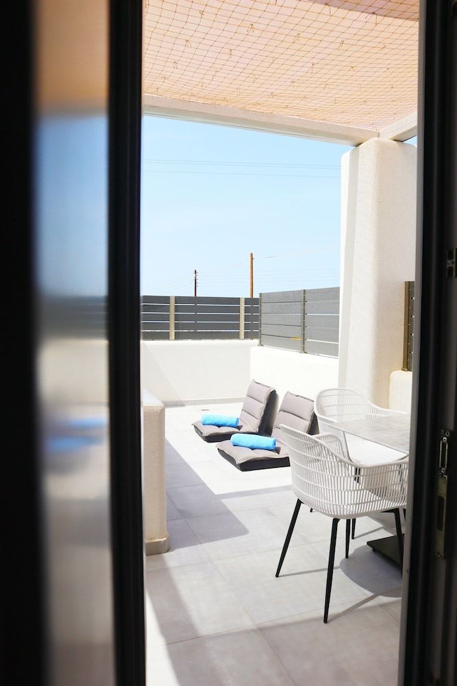 SERAPIAS SUITES Family Room, 2 Bedrooms (Outdoor Hot Tub) 6