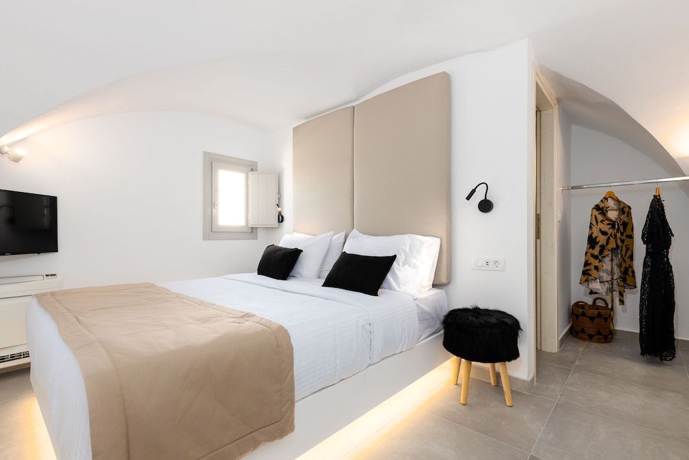 SERAPIAS SUITES Family Room, 2 Bedrooms (Outdoor Hot Tub) 5