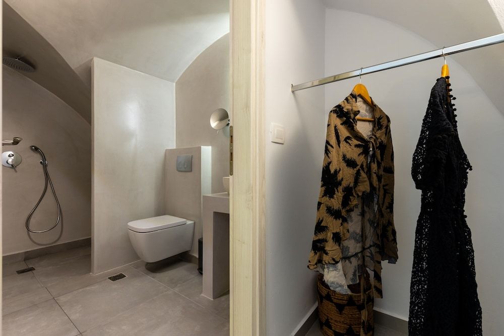 SERAPIAS SUITES Family Room, 2 Bedrooms (Outdoor Hot Tub) 11