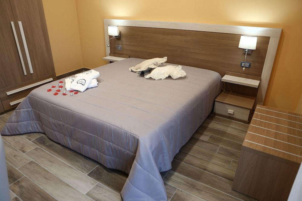 Villa Magiola Family Apartment, 2 Bedrooms, Balcony, Garden View (CALLIOPE)