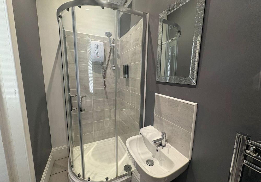 Hotel Anfield Suite, Ensuite (1) 8