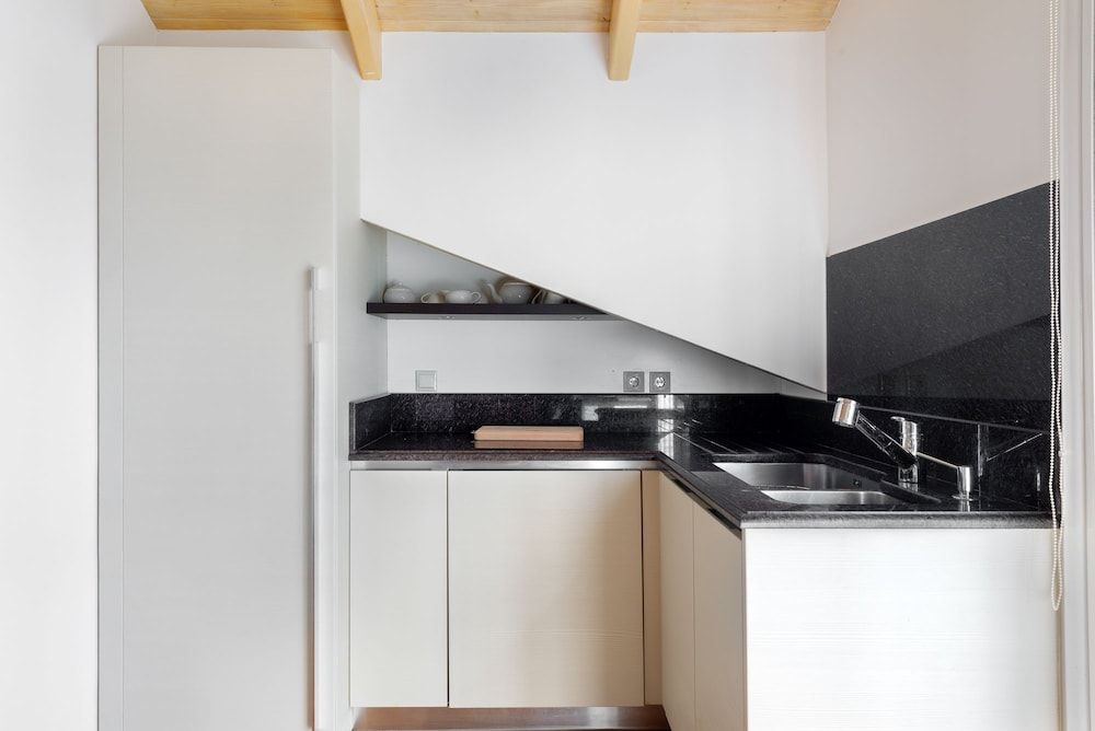 Elegant Living Apartment, 2 Bedrooms, City View 12