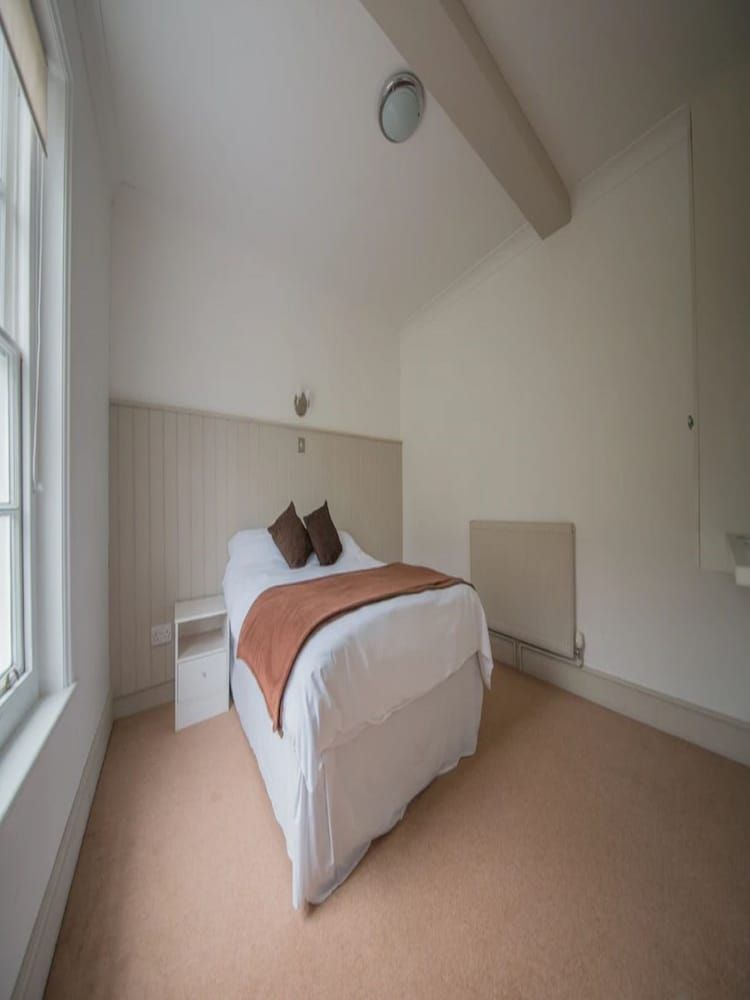 The White Horse Inn Twin Room (Room 2) 3