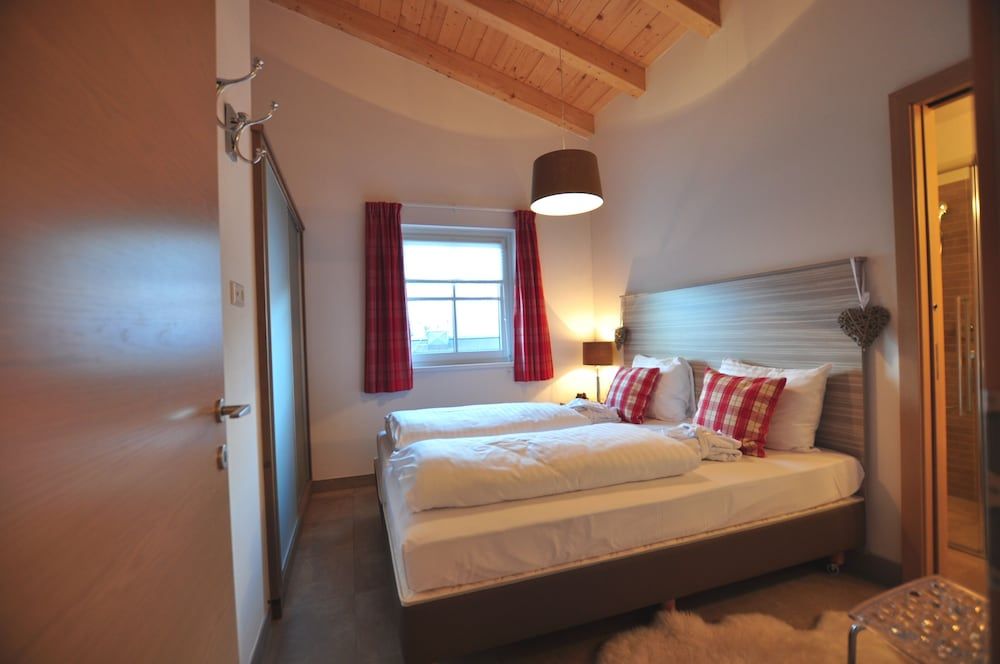 Luxury Apartment, 3 Bedrooms, Balcony, Mountain View (Excl. 215 EUR cleaning fee)