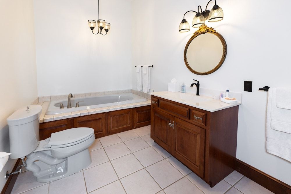 Hillside Villa Ohio Premium Room, 1 King Bed 5