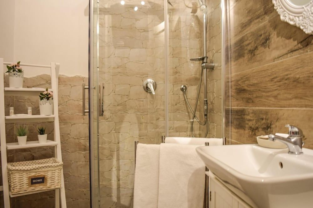 Maison la Mitra Deluxe Quadruple Room 6