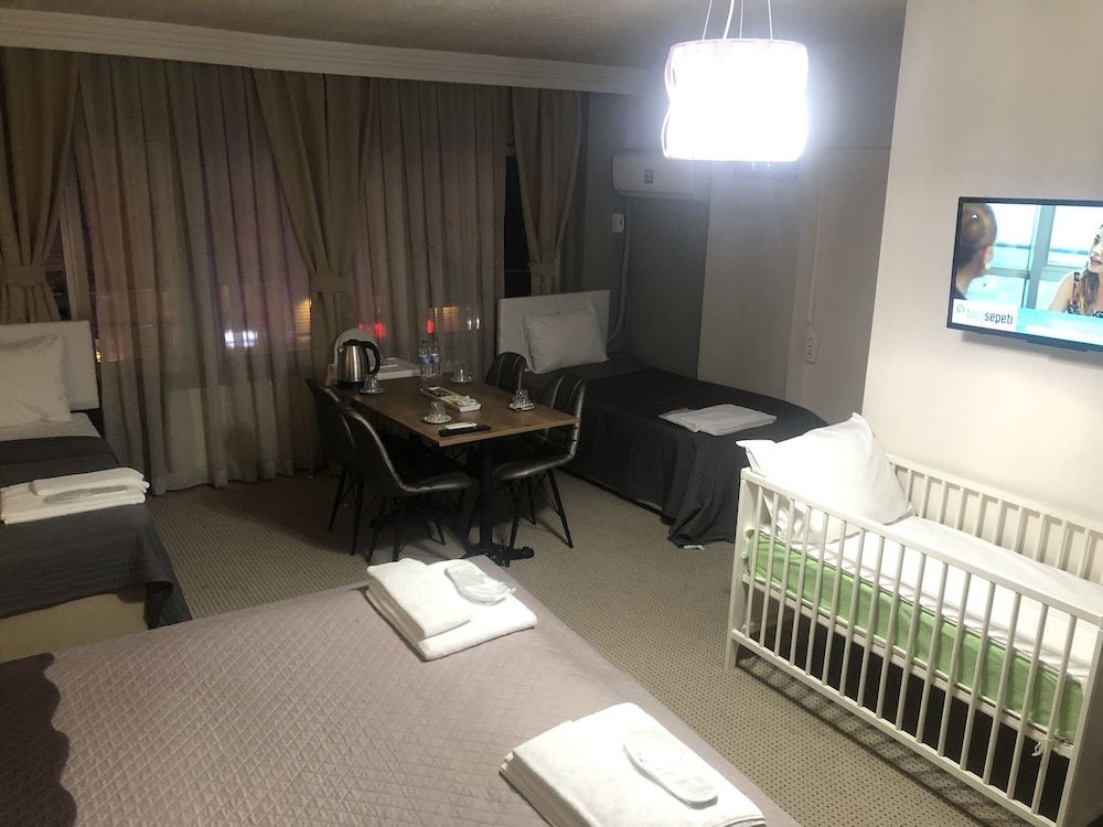 Family Room, 1 Queen Bed, Smoking, City View