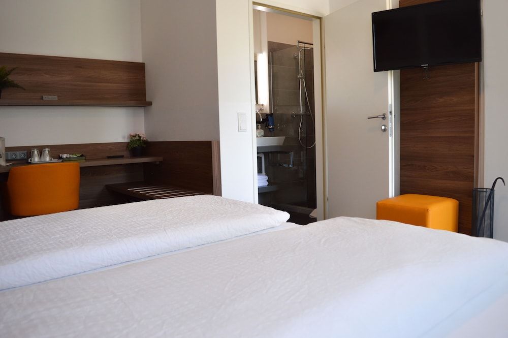 Motel: Twin room (own street-side entrance)