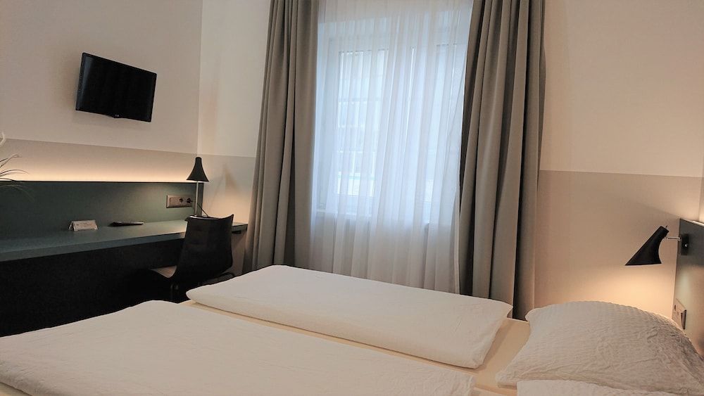 Pension Elisabeth - Rooms & Apartments Economy Double Room, Shared Bathroom 2