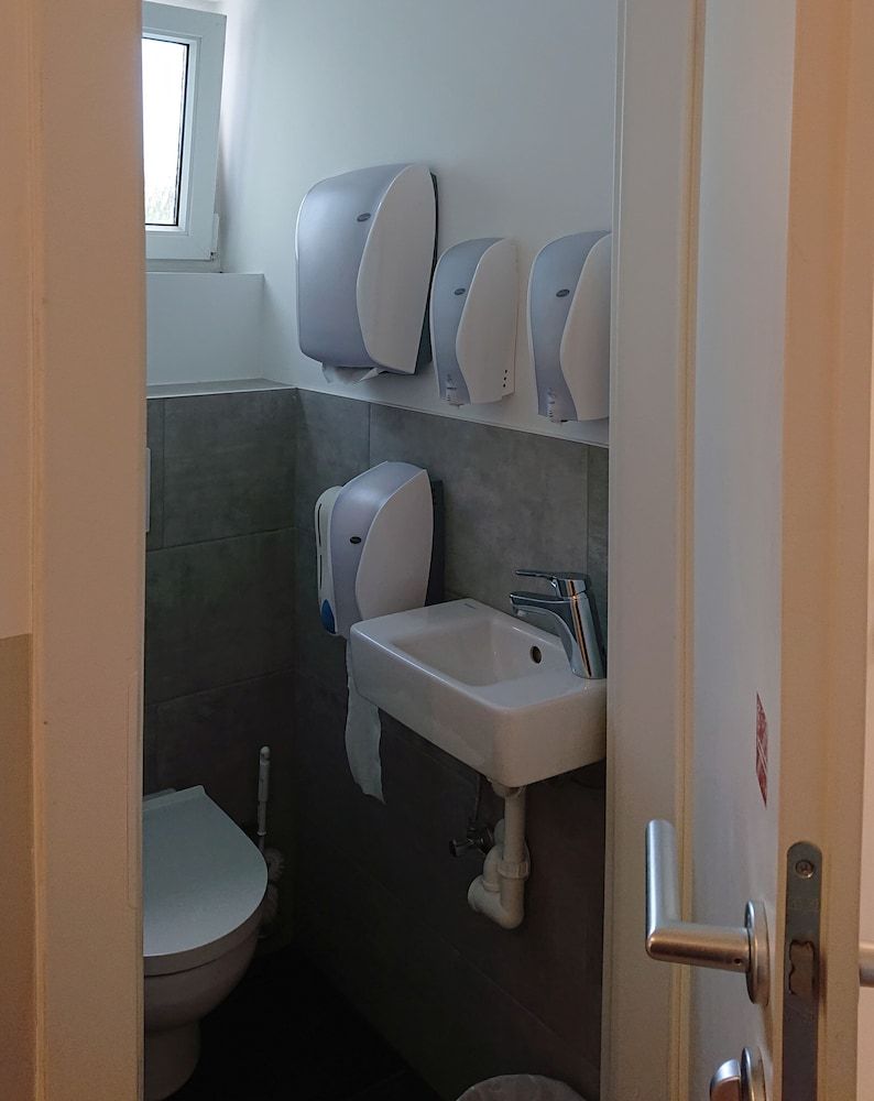 Pension Elisabeth - Rooms & Apartments Economy Double Room, Shared Bathroom 8