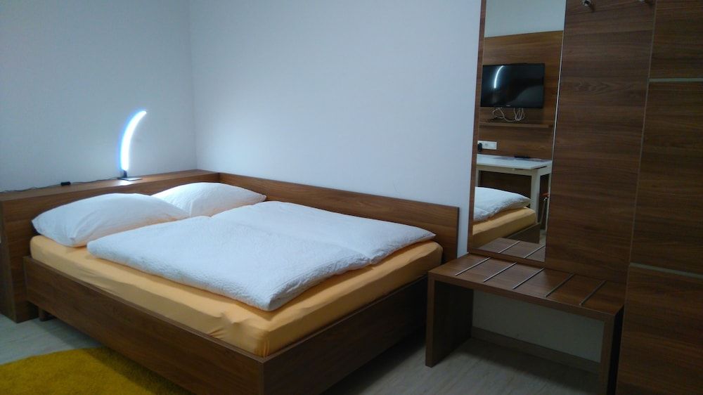 Studio, 1 double bed, terrace, private entrance in the garden