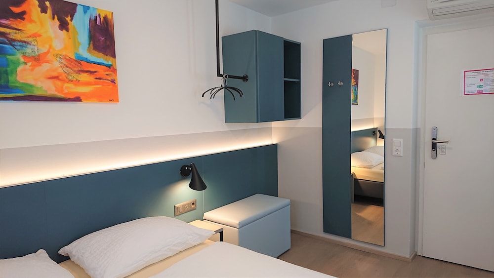 Pension Elisabeth - Rooms & Apartments Economy Double Room, Shared Bathroom 13