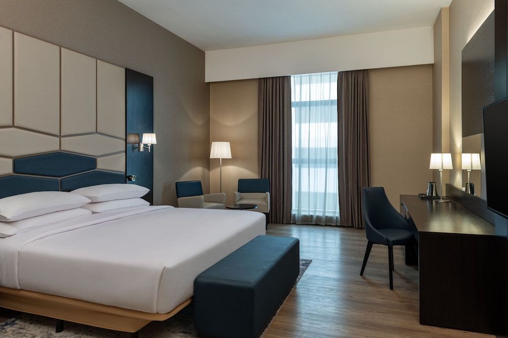 Deluxe King, (Comp. Shuttle to DMCC Metro, Marina Mall & JBR, 20% off on F&B outlet)