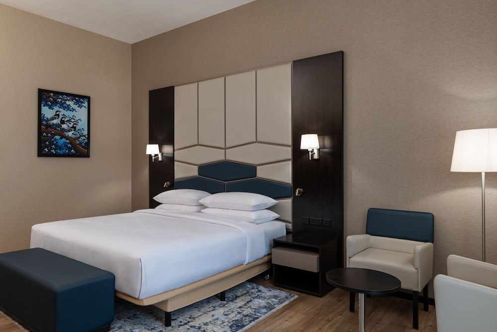 Deluxe King, (Comp. Shuttle to DMCC Metro, Marina Mall & JBR, 20% off on F&B outlet)
