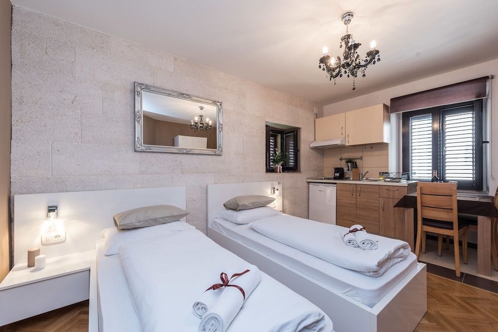 Studio, 2 Twin Beds